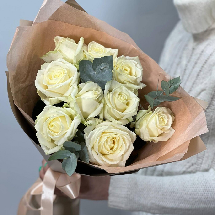 Букет из белых роз с эвкалиптом - фото 2
