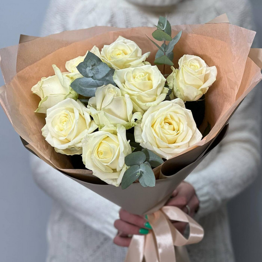 Букет из белых роз с эвкалиптом - фото 3
